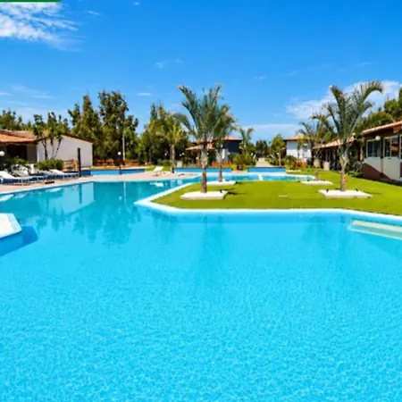 With Shared Pool Near The Sea Apartamento