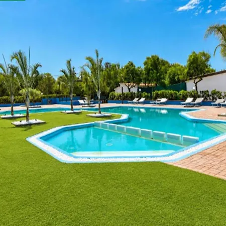 With Shared Pool Near The Sea Apartamento *